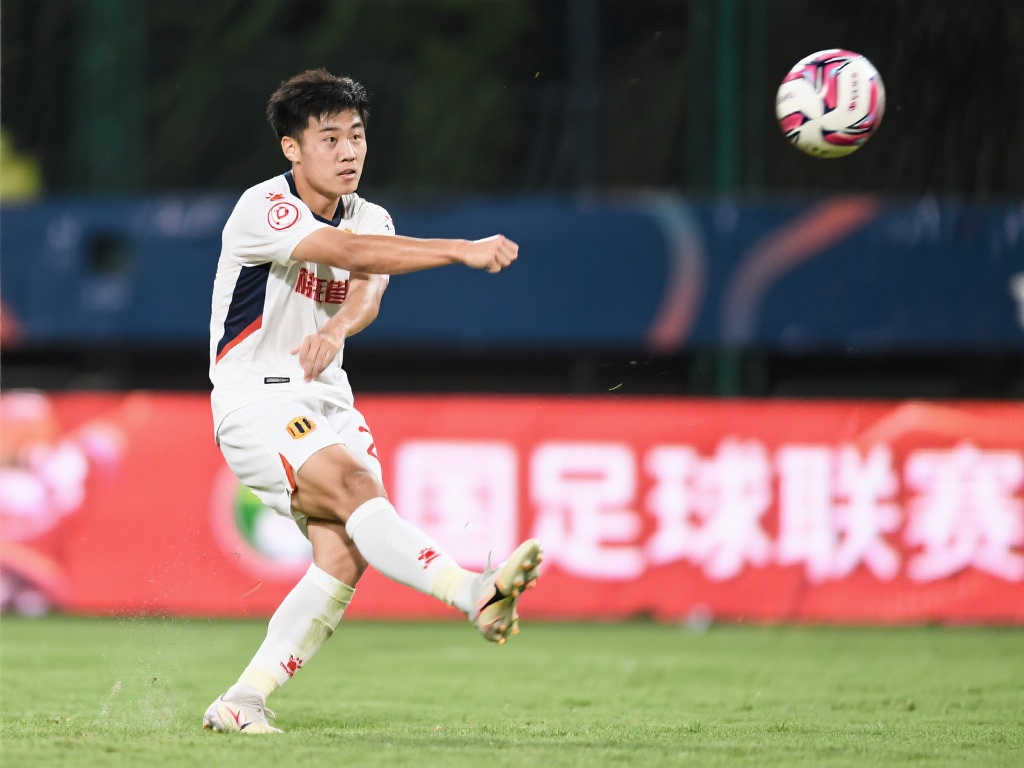 【中超】杨明洋远射破门韦世豪进球 蓉城险胜浙江队2比1 【中超】杨明洋远射破门韦世豪进球 蓉城险胜浙江队2比1